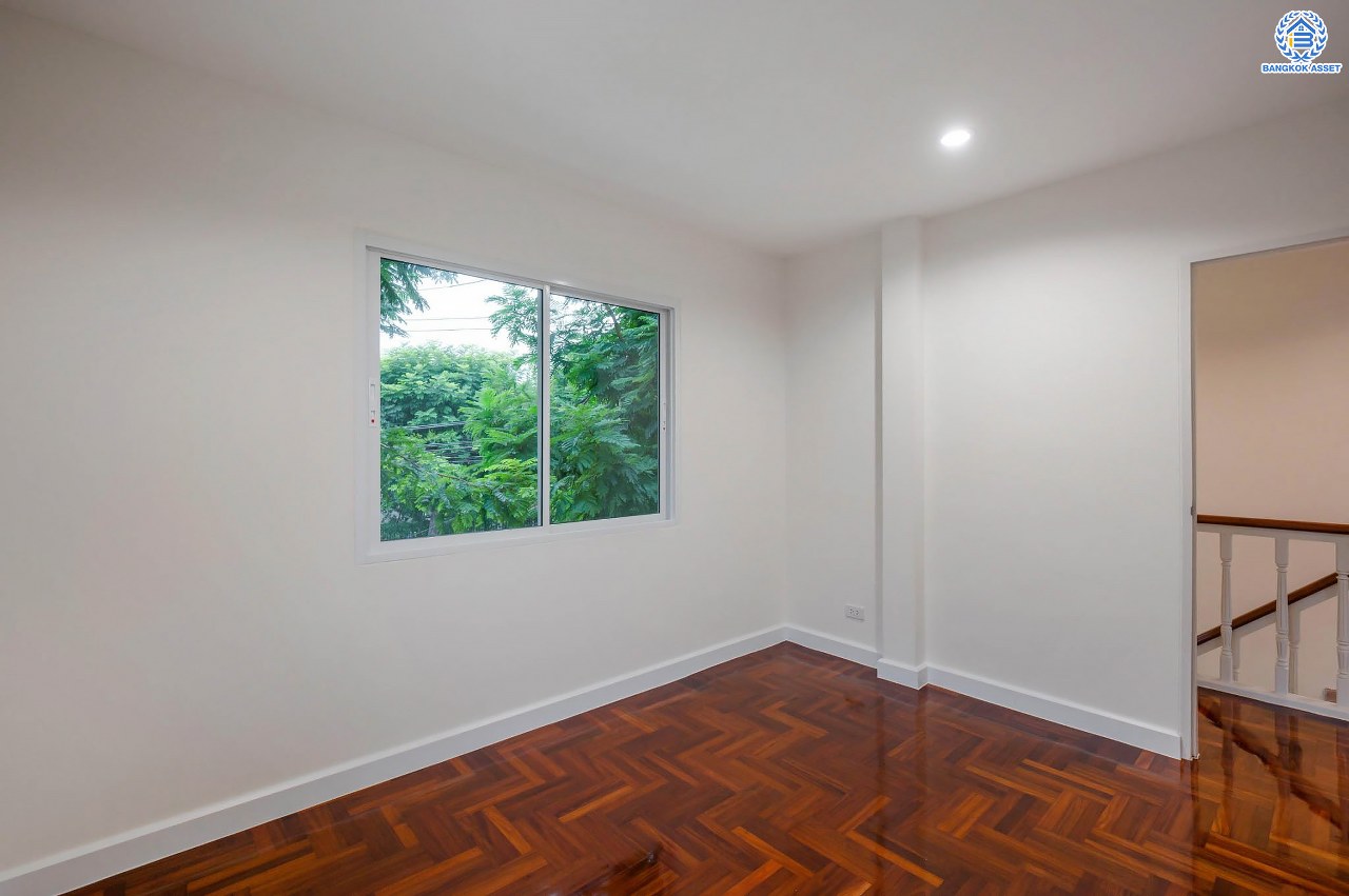 บ้านมือสองตกแต่งใหม่ โครงการ ชัยพฤกษ์ บางบัวทอง จากแบรนด์ LH หลังใหญ่กว่า 62.6 ตร.ว. ฟังก์ชัน 3 ห้องนอน 2 ห้องน้ำ จอดรถได้ 2 คัน พร้อม Facilities ครบครัน บนทำเลเดินทางสะดวก ติดถนนบางกรวย-ไทรน้อย ใกล้เซ็นทรัลเวสต์เกต และรถไฟฟ้าสายสีม่วง "สถานีบางพลู"...